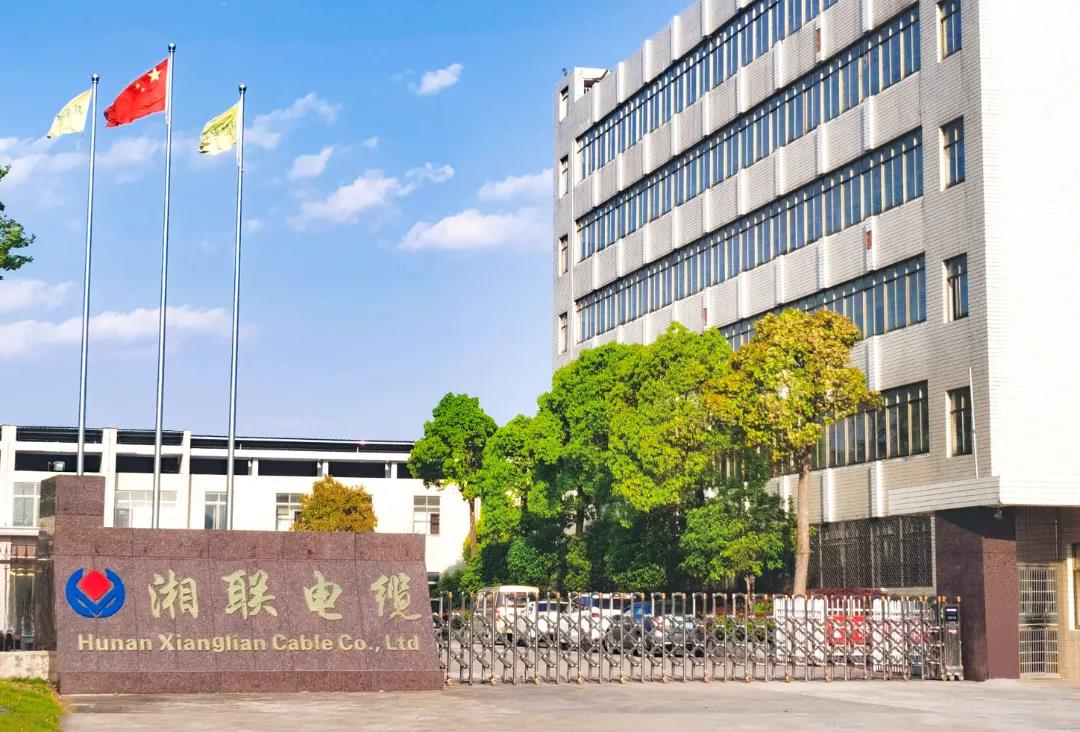 今日小雪，用一組湘聯(lián)小伙伴拍攝的美照來迎接廠區(qū)的冬天！